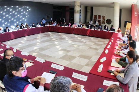 Durante la reunión, celebrada esta mañana en el IMAC, el Comité de Entrega-Recepción estableció el calendario de entrega de las direcciones y dependencias municipales y se firmó el acuerdo que establece que a partir del 17 de diciembre inician las reuniones de transición.
