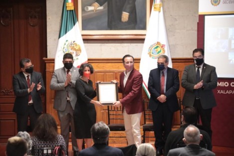 Acompañado por el rector de la Universidad Veracruzana (UV), Martín Gerardo Aguilar Sánchez, y el director del Instituto Tecnológico de Veracruz (ITV), Marco Antonio Salgado Cervantes, el Gobernador Cuitláhuac García Jiménez entregó el Premio Estatal de Ciencia y Tecnología 2021. 
