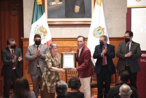 Acompañado por el rector de la Universidad Veracruzana (UV), Martín Gerardo Aguilar Sánchez, y el director del Instituto Tecnológico de Veracruz (ITV), Marco Antonio Salgado Cervantes, el Gobernador Cuitláhuac García Jiménez entregó el Premio Estatal de Ciencia y Tecnología 2021. 