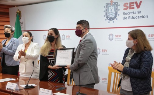 El Gobierno del Estado, mediante la Secretaría de Educación (SEV), signó un convenio de  colaboración con  la  Oficina del Programa de Naciones Unidas para la Educación (UNESCO) México y el Instituto Natura  México A. C.xa, refrendando así el compromiso de continuar trabajando para  que la niñez veracruzana desarrolle competencias para la vida. 
