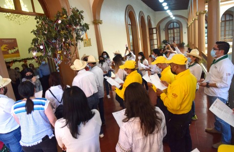Empleados de SEDEMA cantaron la rama en las distintas oficinas de gobierno con el fin de que esta tradición Veracruzana no muera... ¿o será que todavía no les pagan el correspondiente? 