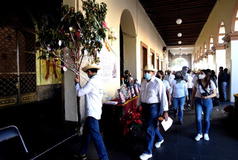 Empleados de SEDEMA cantaron la rama en las distintas oficinas de gobierno con el fin de que esta tradición Veracruzana no muera... ¿o será que todavía no les pagan el correspondiente? 