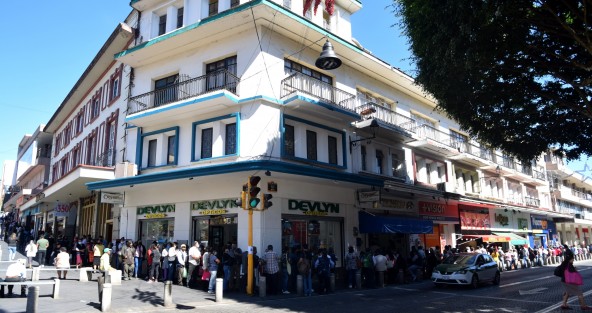 Este jueves en Xalapa, la fila de beneficiarios de programas federales llegaba hasta la calle de Lucio, lo que para algunos deja en claro que faltan funcionarios y sobran beneficiados, y para otros, que hace falta difusión y confianza, de y en, las transferencias electrónicas.