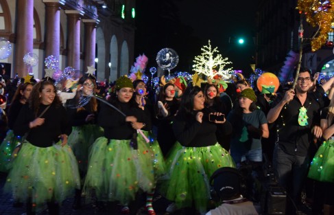 Por alrededor de dos horas el desfile navideño organizado por el Gobierno del Estado, recorrió calles del centro de la capital, para beneplácito de chicos y grandes que luego de dos años de actividades restringidas están ansiosos de vivir momentos de distracción