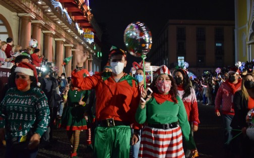 Por alrededor de dos horas el desfile navideño organizado por el Gobierno del Estado, recorrió calles del centro de la capital, para beneplácito de chicos y grandes que luego de dos años de actividades restringidas están ansiosos de vivir momentos de distracción