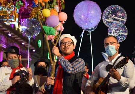 Por alrededor de dos horas el desfile navideño organizado por el Gobierno del Estado, recorrió calles del centro de la capital, para beneplácito de chicos y grandes que luego de dos años de actividades restringidas están ansiosos de vivir momentos de distracción