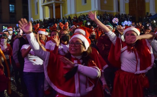 Como parte de los festejos de Orgullo Navideño en Xalapa, la noche de este jueves se realizó el Desfile Iluminado, organizado por Gobierno del Estado, en calles del Centro Histórico. Presentes autoridades de gobierno y algunos diputados.