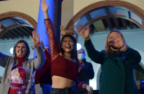 Como parte de los festejos de Orgullo Navideño en Xalapa, la noche de este jueves se realizó el Desfile Iluminado, organizado por Gobierno del Estado, en calles del Centro Histórico. Presentes autoridades de gobierno y algunos diputados.