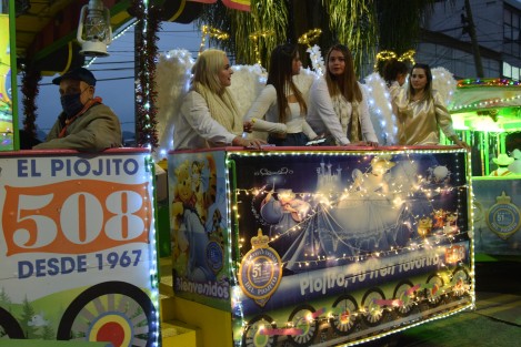 Como parte de los festejos de Orgullo Navideño en Xalapa, la noche de este jueves se realizó el Desfile Iluminado, organizado por Gobierno del Estado, en calles del Centro Histórico. Presentes autoridades de gobierno y algunos diputados.