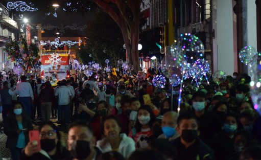 Como parte de los festejos de Orgullo Navideño en Xalapa, la noche de este jueves se realizó el Desfile Iluminado, organizado por Gobierno del Estado, en calles del Centro Histórico. Presentes autoridades de gobierno y algunos diputados.