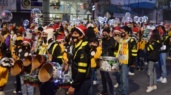 Como parte de los festejos de Orgullo Navideño en Xalapa, la noche de este jueves se realizó el Desfile Iluminado, organizado por Gobierno del Estado, en calles del Centro Histórico. Presentes autoridades de gobierno y algunos diputados.