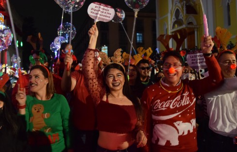 Como parte de los festejos de Orgullo Navideño en Xalapa, la noche de este jueves se realizó el Desfile Iluminado, organizado por Gobierno del Estado, en calles del Centro Histórico. Presentes autoridades de gobierno y algunos diputados.
