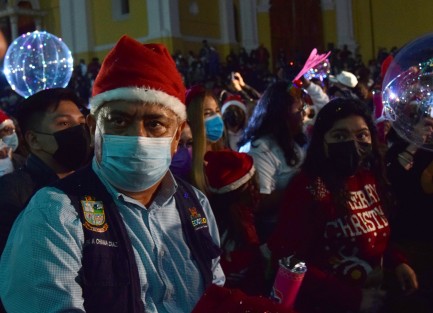 El alcalde de Teocelo, Mario A. Chama Díaz, en compañía de la presidenta del DIF municipal  de aquel municipio, Mara Chama Villa, participaron también del desfile con su carro alegórico.