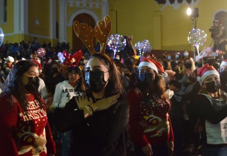 El alcalde de Teocelo, Mario A. Chama Díaz, en compañía de la presidenta del DIF municipal  de aquel municipio, Mara Chama Villa, participaron también del desfile con su carro alegórico.