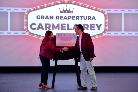 El gobernador Cuitláhuac García Jiménez y la directora del IPE, Daniela Griego, encabezaron el evento de reapertura de la sala de cine Carmela Rey. 