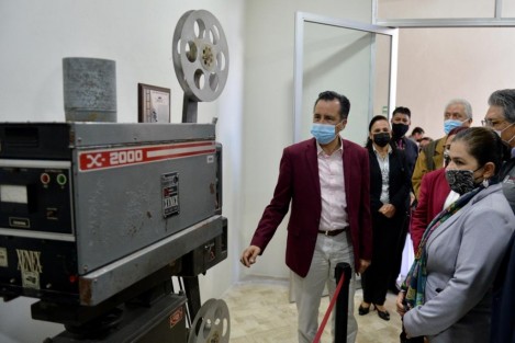 El gobernador Cuitláhuac García Jiménez y la directora del IPE, Daniela Griego, encabezaron el evento de reapertura de la sala de cine Carmela Rey. 