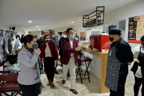 El gobernador Cuitláhuac García Jiménez y la directora del IPE, Daniela Griego, encabezaron el evento de reapertura de la sala de cine Carmela Rey. 