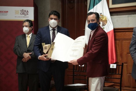 Este viernes el Gobierno del Estado entregó el Premio Veracruzano de la Calidad 2021, distinguiendo a aquellas empresas y productos que se destacan por realizar prácticas enfocadas en materia de productividad, sustentabilidad y excelencia en nuestro estado.
