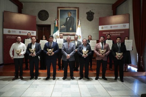 Este viernes el Gobierno del Estado entregó el Premio Veracruzano de la Calidad 2021, distinguiendo a aquellas empresas y productos que se destacan por realizar prácticas enfocadas en materia de productividad, sustentabilidad y excelencia en nuestro estado.
