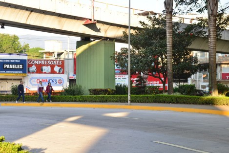 Este sábado, muy temprano, el gobernador Cuitláhuac García Jiménez inició actividades supervisando los trabajos en el distribuidor vial Bicentenario, a cargo de la Secretaría de Infraestructura y Obras Públicas (SIOP).

 