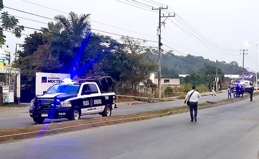 A un costado del libramiento Adolfo López Mateos, entre las calles Antonio Plaza y Justo Sierra, de la colonia Azteca del Puerto de Tuxpan, Ver., fue hallado el cuerpo de una persona del sexo masculino, con señales de violencia. Permanece sin ser identificado.