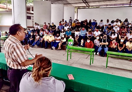 Alumnos y docentes de la Escuela Preparatoria Abierta Octavio Paz, en Papantla, Ver., realizaron una serie de actividades para realizar acciones para apoyar a familias vulnerables en esta temporada invernal.  El evento contó con la presencia del diputado local Bonifacio Castillo Cruz, e Irasema Hernández Cabrera, Directora del plantel.