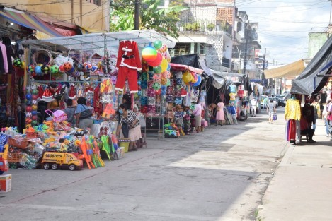 Comerciantes de Tlapacoyan creen en Santa Claus, por lo que esperan tener un buen cierre de año con la llegada de los festejos navideños.