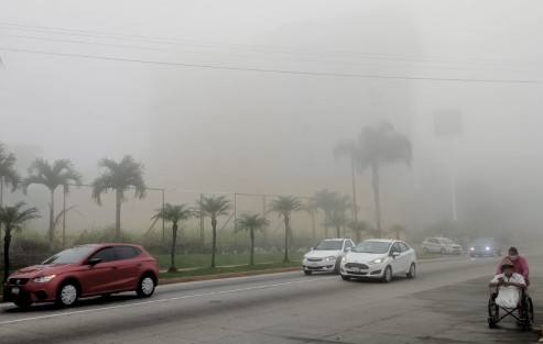 La mañana de este lunes, el  frente frío no. 14 provocó intensa neblina en la región de Córdoba, Ver., por lo que los vehículos debieron circular con las luces encendidas.
