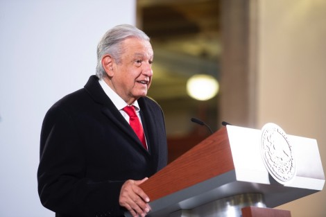 El Presidente de la República, Andrés Manuel López Obrador, calificó de lamentable y penoso que el INE haya decidido posponer la consulta de renovación de mandato y  no respetar el mandato constitucional.  