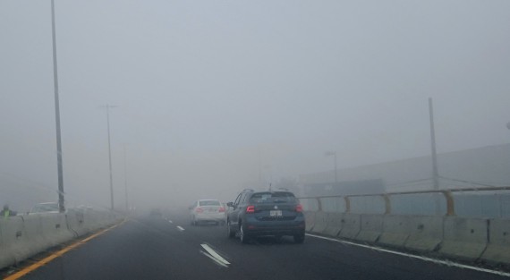 Por la mañana y a mediodía, una intensa neblina, a consecuencia  del Frente Frío 14, cubrió algunas zonas de la Capital.