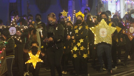 Usando elementos religiosos y tradicionales, tratan de llevar de una forma vistosa y alegre, un mensaje de paz. 