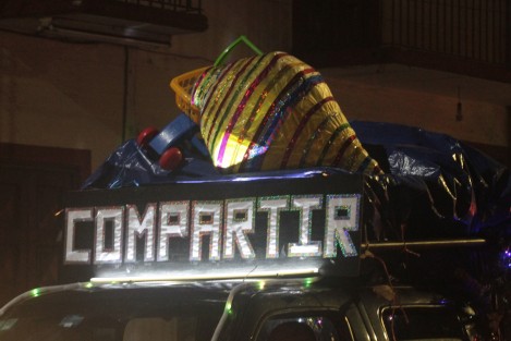 Usando elementos religiosos y tradicionales, tratan de llevar de una forma vistosa y alegre, un mensaje de paz. 