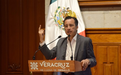 El gobernador de Veracruz, Cuitláhuac García Jiménez, exigió nuevamente al Instituto Nacional Electoral (INE) llevar a cabo la consulta para la “Revocación de Mandato” y con ello cumplir con el derecho de la población del país a la democracia.