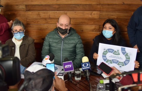 Los defensores de los deudores señalaron que casualmente son dos personas: Arturo T. y Rafael C. quienes a cambio de préstamos embaucan a  las personas para despojarlas, al parecer en complicidad con dos notarios, de Xalapa y Coatepec pues los 59 casos se dan en alguna de ambas notarías.