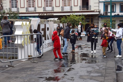 Familias completas acuden al centro de la ciudad a tomarse la foto del recuerdo para esta Navidad.