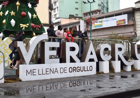 Familias completas acuden al centro de la ciudad a tomarse la foto del recuerdo para esta Navidad.