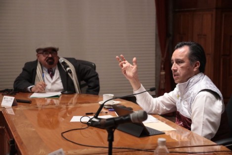 A través de sus redes sociales, el gobernador de Veracruz también destacó los contagios y decesos siguen a la baja, sin embargo pidió no relajar las medidas sanitarias ya que para evitar las variantes delta y ómicron las medidas de protección siguen siendo eficientes.