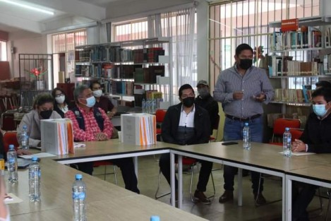 Reunión inédita de comité de recepción y comité de entrega de la Administración Pública Municipal 2018-2021 de Teocelo, Ver., como lo establece el artículo 21 de la Ley No. 336 de Entrega y Recepción del Poder Ejecutivo y Administración Pública Municipal con el Alcalde Electo y su equipo de colaboradores.