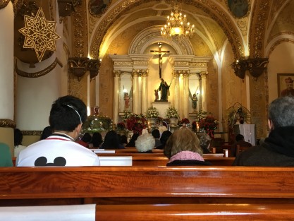 Con el fin de evitar grandes concentraciones de feligreses, iglesias de Xalapa programaron  la <em>misa de gallo</em> desde la mañana de este viernes, limitando el acceso a sólo un reducido grupo de personas. 
