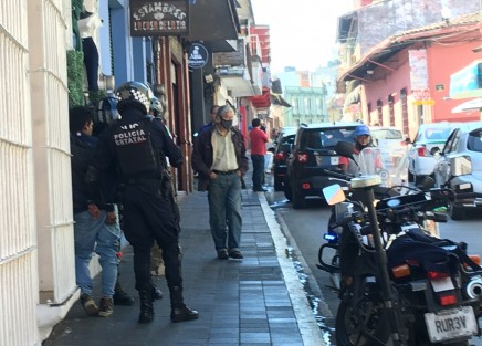 Mientras muchas familias xalapeñas se ocupan de preparar su cena navideña, un joven aseguró la suya en el Cuartel San José, al ser detenido por cometer un ilícito en una pequeña boutique de la calle Xalapeños Ilustres.