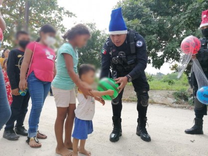 Con el propósito de preservar las tradiciones y celebrar el espíritu de la navidad, personal de la Secretaría de Seguridad Pública (SSP), con base en el municipio de Las Choapas, repartió juguetes a niñas y niños de esa ciudad, además de fomentar la convivencia entre autoridades y ciudadanía,  fortaleciendo así los lazos sociales.