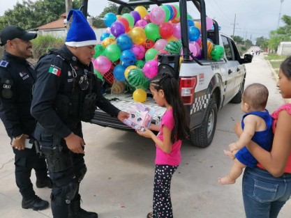 Con el propósito de preservar las tradiciones y celebrar el espíritu de la navidad, personal de la Secretaría de Seguridad Pública (SSP), con base en el municipio de Las Choapas, repartió juguetes a niñas y niños de esa ciudad, además de fomentar la convivencia entre autoridades y ciudadanía,  fortaleciendo así los lazos sociales.