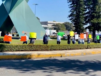 Un grupo de personas protestó sobre la glorieta del distribuidor Araucarias, en esta ciudad de Xalapa, para exigir la liberación de José Manuel del Río Virgen, secretario técnico de la Junta de Coordinación Política (Jucopo) en el Senado de la República. 