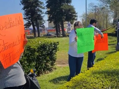Un grupo de personas protestó sobre la glorieta del distribuidor Araucarias, en esta ciudad de Xalapa, para exigir la liberación de José Manuel del Río Virgen, secretario técnico de la Junta de Coordinación Política (Jucopo) en el Senado de la República. 
