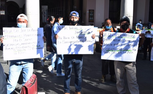 Un  grupo de trabajadores del área de Parques y Jardines del Ayuntamiento de Xalapa se manifestó solicitando se les otorguen plazas, ya que trabajan a base de contratos, lo que les impide tener acceso a mejores prestaciones laborales. Algunos de ellos dicen, trabajan esa situación desde hace 12 y hasta 17 años. 