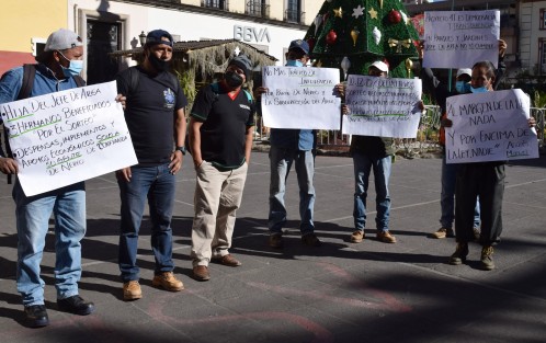 Un  grupo de trabajadores del área de Parques y Jardines del Ayuntamiento de Xalapa se manifestó solicitando se les otorguen plazas, ya que trabajan a base de contratos, lo que les impide tener acceso a mejores prestaciones laborales. Algunos de ellos dicen, trabajan esa situación desde hace 12 y hasta 17 años. 
