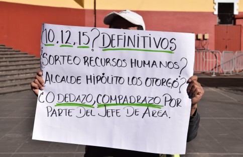 Los inconformes declararon que las plazas se otorgan por sorteo, pero que casualmente los beneficiados resultan ser familiares y allegados a los jefes de área. 
