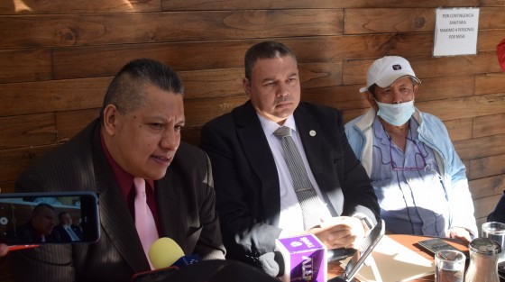 El presidente del Colegio de Abogados Juristas del Estado de Veracruz y de la Federación de Abogados del Estado de Veracruz, Valentín Olmos Alonso, acusó que bajo la nueva figura de ultrajes a la autoridad, algunos profesionales del Derecho han sido amenazados para que dejen a un lado casos, de lo contrario les sembrarán delitos.