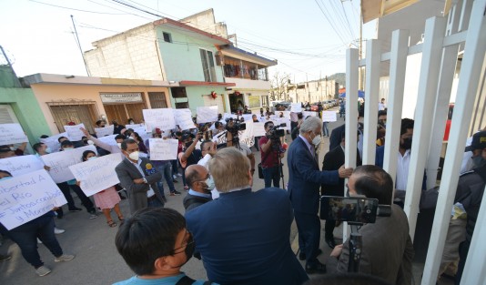 Familiares y amigos de Juan Manuel N, se presentaron en el penal de Pacho Viejo en su apoyo, para exigir su liberación, este lunes en que continúa la audiencia. 