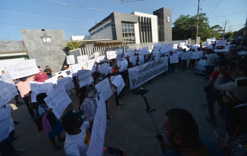 Familiares y amigos de Juan Manuel N, se presentaron en el penal de Pacho Viejo en su apoyo, para exigir su liberación, este lunes en que continúa la audiencia. 
